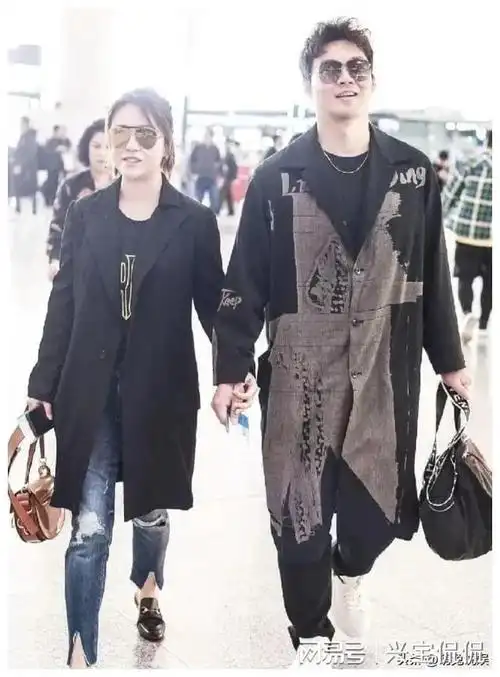 马丽携小11岁老公参加喜剧节一路挽手说笑好甜蜜男方发福了