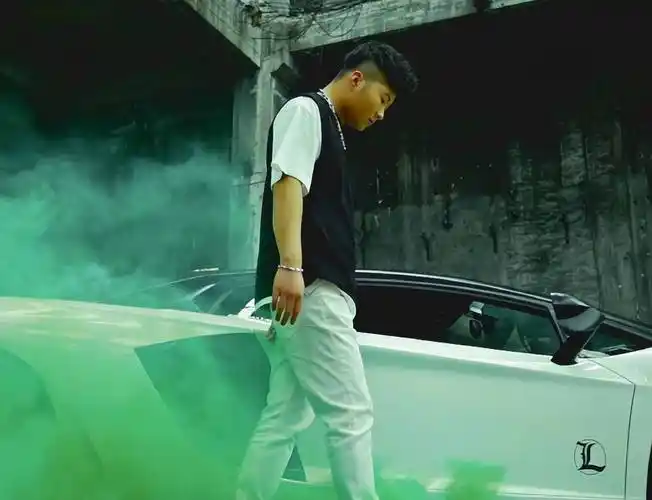 白小白到外站直播,更加激发了部分网友对ks平台官方的不满情绪.