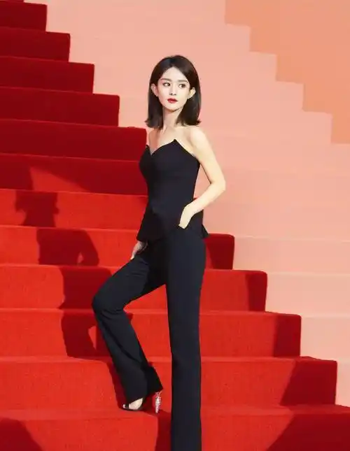 赵丽颖表现出色!黑色抹胸连体裤带动时尚界,尽显女神魅力!