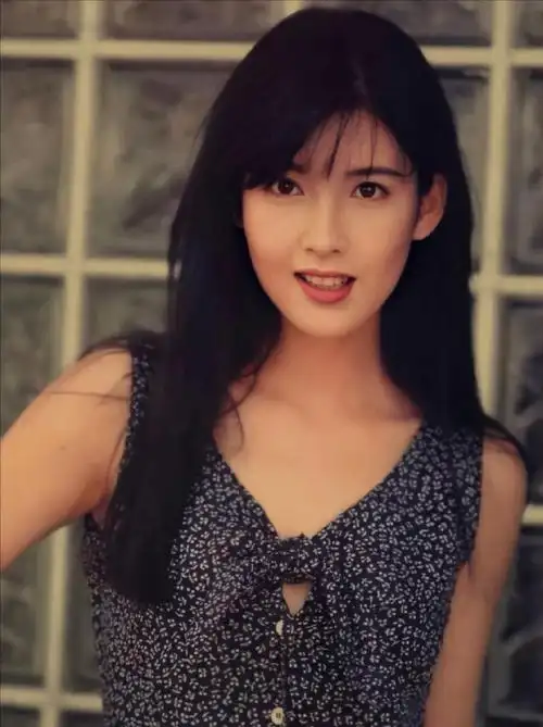 "玉女掌门人"周慧敏:就这样改写了命运,我们都被她的外表骗了