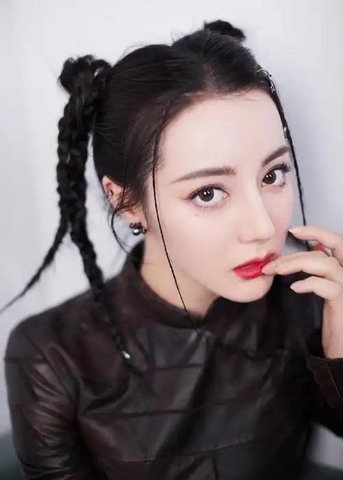 热巴穿皮裙酷飒满分手捧玫瑰人比花娇