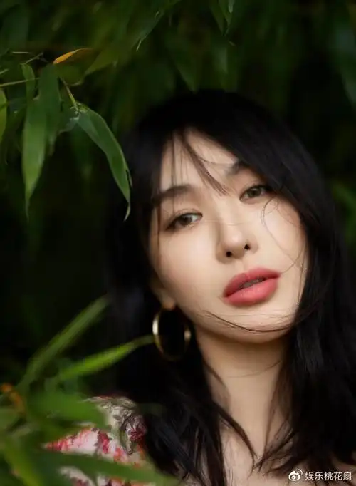 这次拍摄美照,李菲儿挑了一个非常考验颜值的怼脸视角,相当自信.