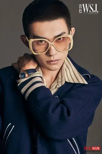 易烊千玺寸头造型上演眼镜杀好撩人