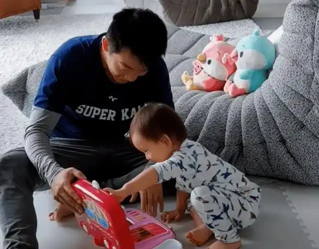 郑恺带老婆练气功躺地上狂亲娃太搞笑苗苗肚子阵痛好事将近