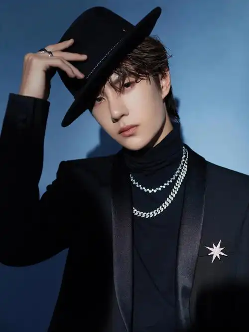 明星穿搭丨王一博黑色西服搭配礼帽矜贵优雅