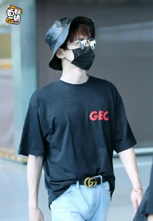 白敬亭最新机场秀不是一般时髦若隐若现的胸肌很撩妹哦