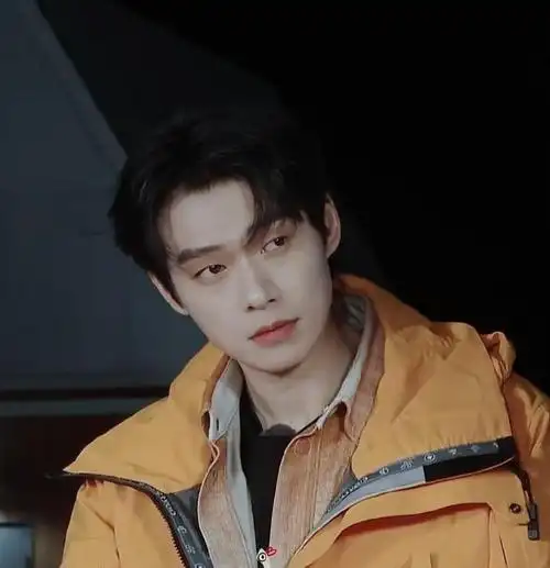 他就只是想发自己帅帅的照片而已哈哈哈哈哈#谁来帮魏大勋想想文案