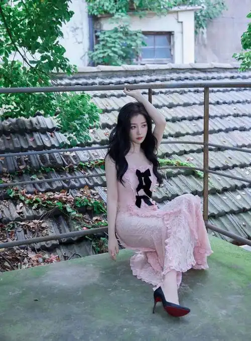 虞书欣穿粉色抹胸长裙 身材傲人凹凸有致 长发披肩柔美 甜美可人