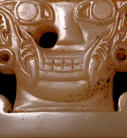 石家河神面玉饰