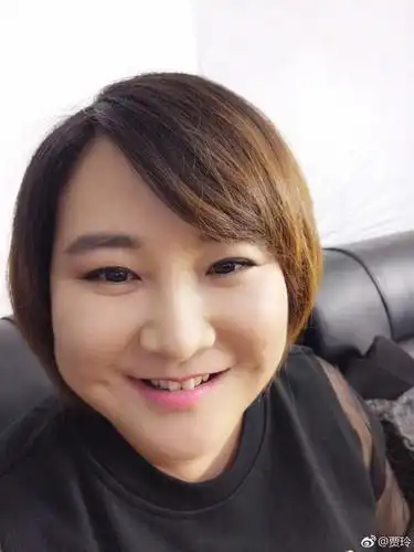 贾玲发了一张自拍照求p图,结果被网友玩坏了