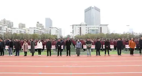 合肥八中银杏合唱团用美好歌声为高三学子送来祝福,他们身着统一校服