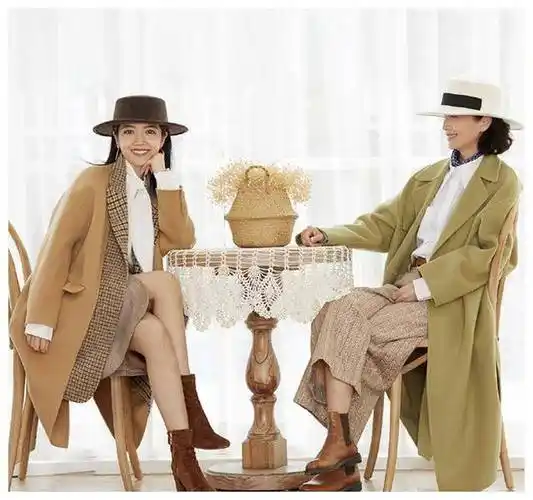 三木和她妈妈的穿搭,50岁的女人,穿出好气质_大衣_外套_颜色