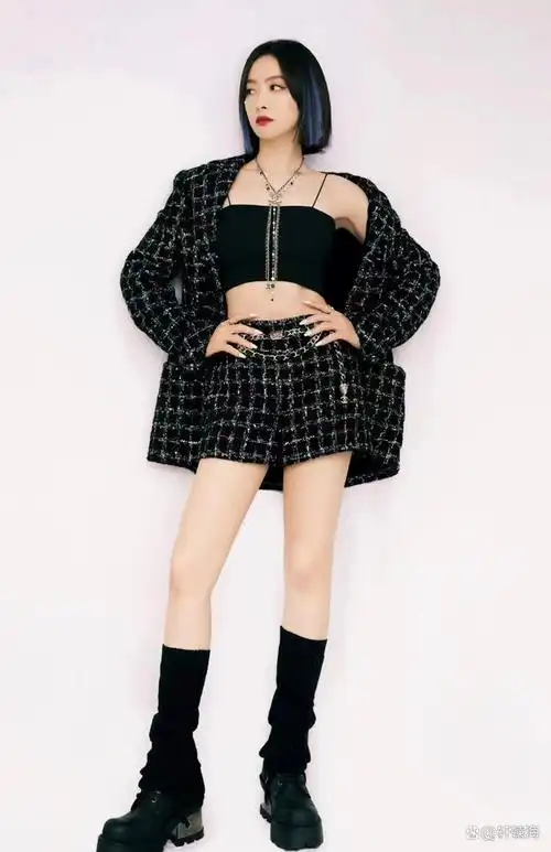 宋茜穿小香风套装摆造型配黑色短靴气场全开女神又惊艳了