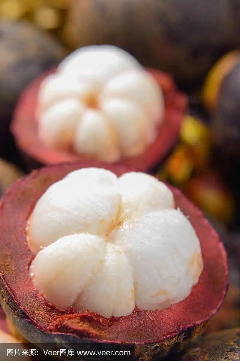 山竹和横截面显示厚紫色的皮