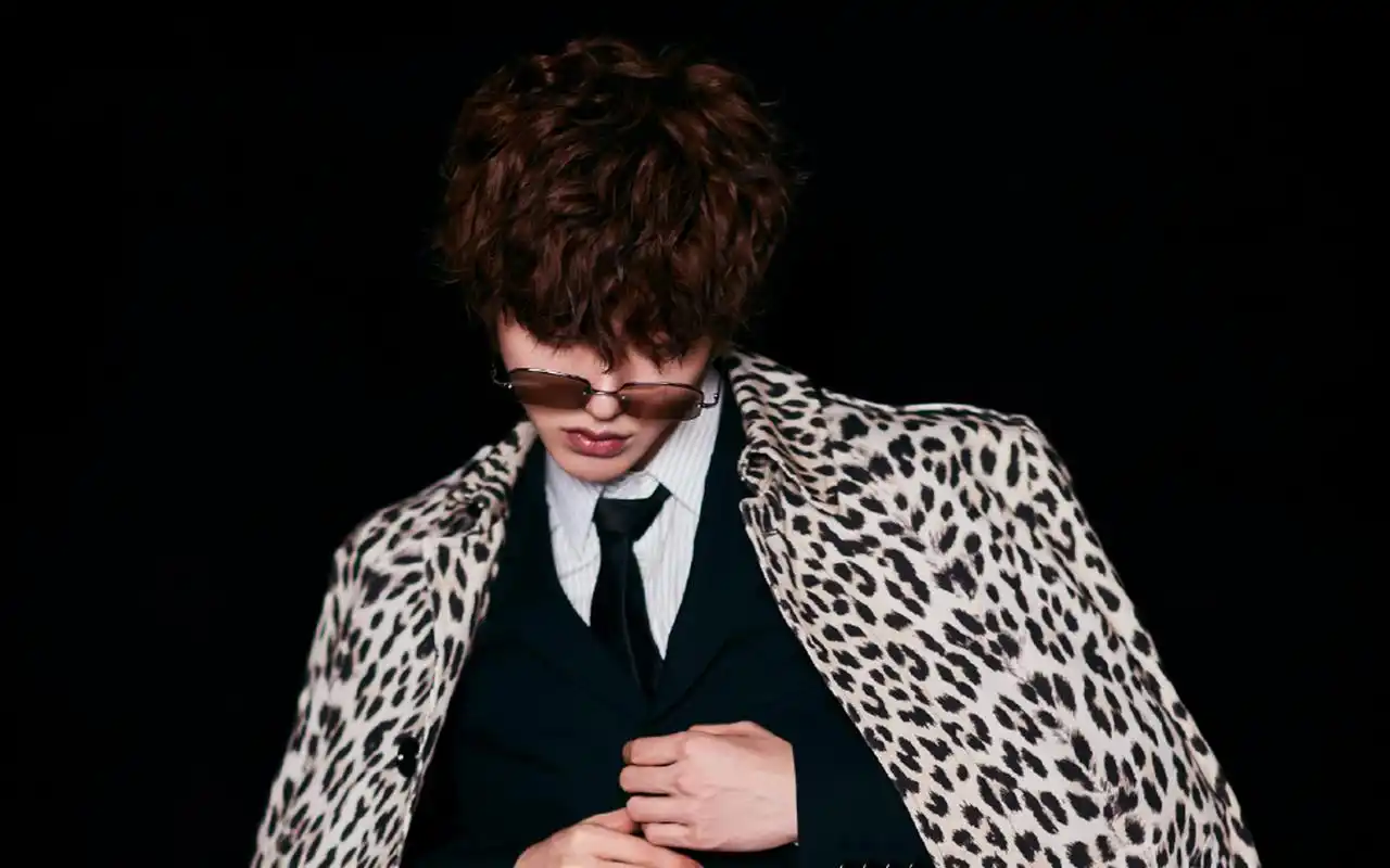 蔡徐坤帅气撩人写真图片桌面壁纸