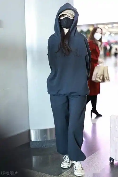 街拍:李沁深灰色连帽卫衣 卫裤 棒球帽休闲随性_机场_北京