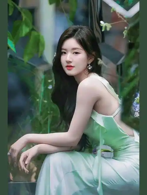 赵露思性感露背吊带长裙,美的让人窒息!