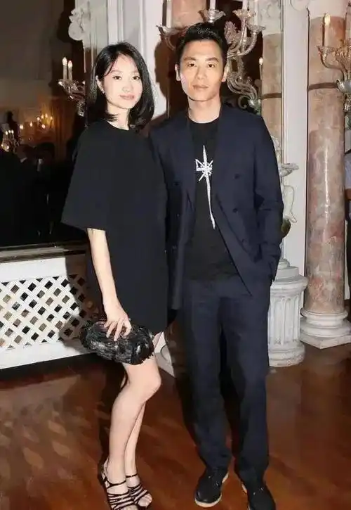 朱亚文和老婆手牵手,像一对男女模特,两人的夫妻相有点严重超标_夫妻