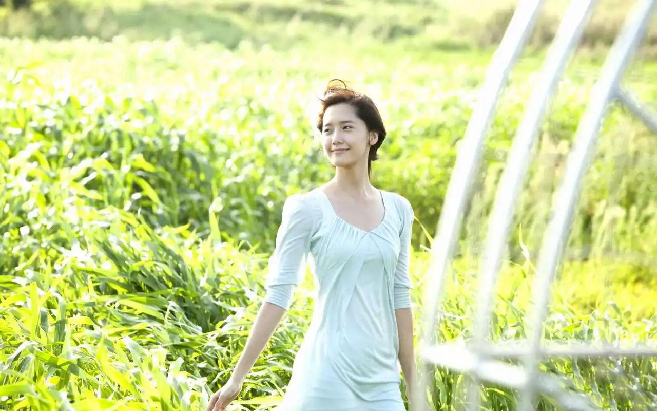 韩国美女林允儿清纯可爱桌面壁纸