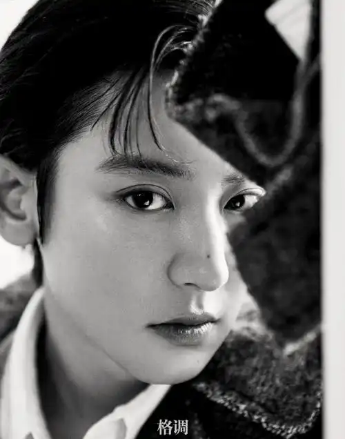 朴灿烈和宠物合拍中国封面#朴灿烈最新杂志大片@格调人文释出,又佑