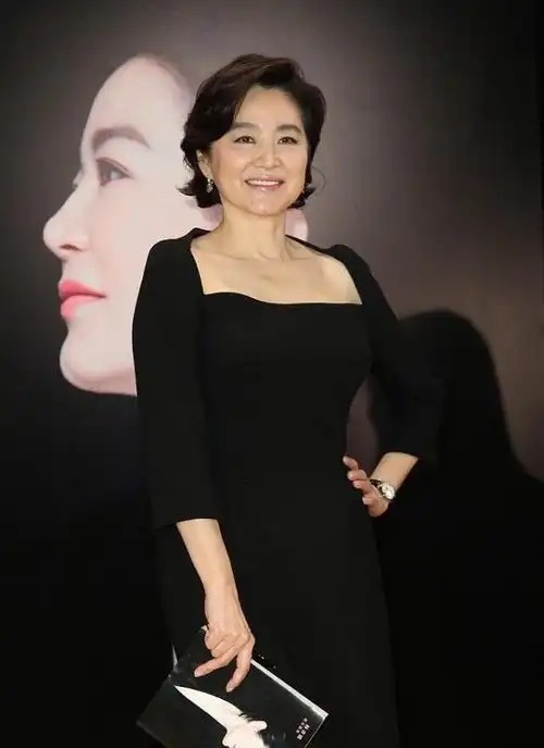林青霞自然老去的样子太美了,穿一身黑裙,既优雅又有气质