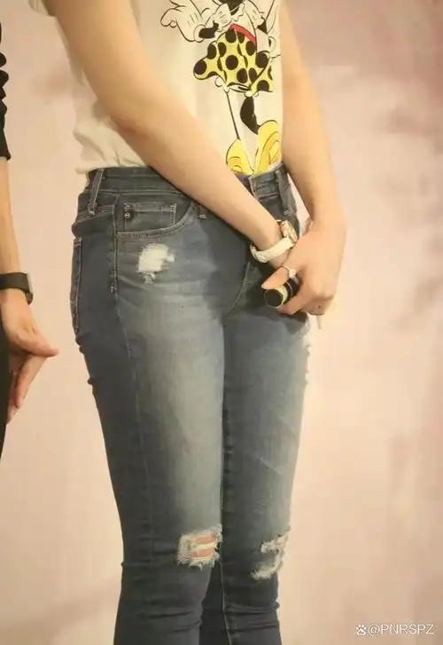 刘亦菲紧身牛仔裤亮相,参加活动的生图引发网友热议!