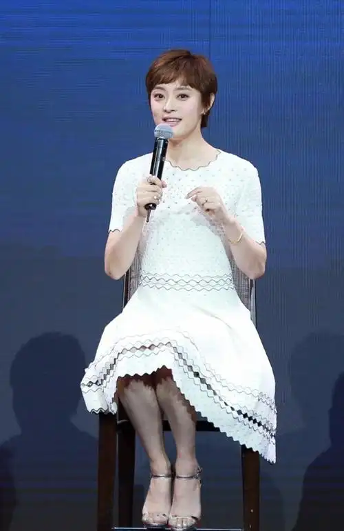 孙俪穿蓝色连衣裙重返二十岁,少女路线很养眼,网友:邓超好福气