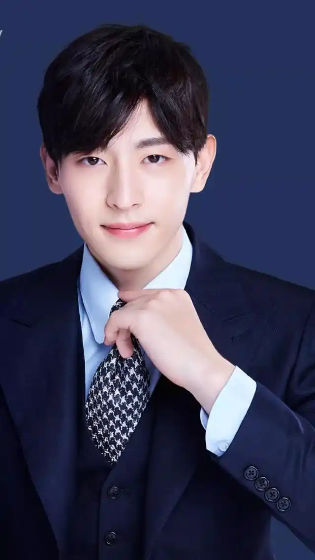 不过真的很帅啊,正脸照是最考验脸型的,邓伦真是什么角度都能完美驾驭