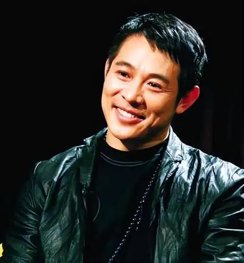 李连杰近照扎小辫满脸黑色老年斑和利智跪坐念经引热议