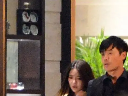 狗仔曝陈思诚出轨门过程 男方当街抚摸张璇头发