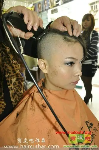 高中美女大胆尝试剃光头