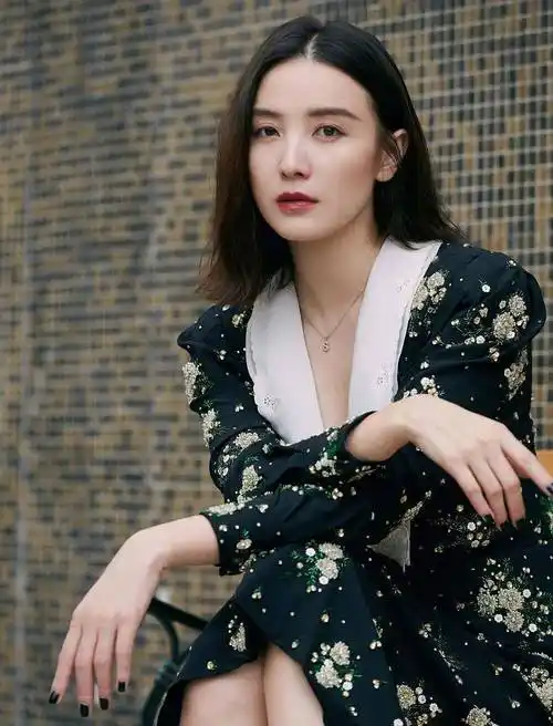 在综艺节目《小姐姐的花店》中,宋佳也被网友们质疑人品有问题.