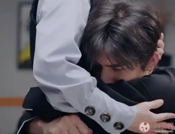 李尖尖碰巧过来,慌张害怕的凌霄仿佛抓住了救命稻草,一把环腰抱住尖尖