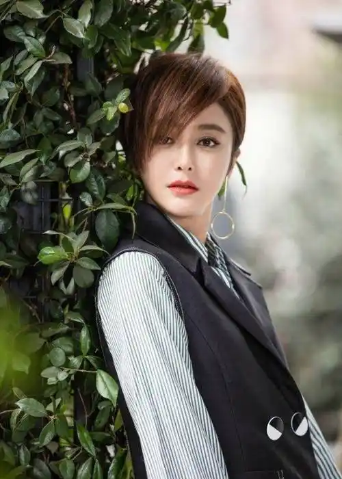 宋茜黑裙亮相不慎尴尬崴脚 - 大山娱乐八卦