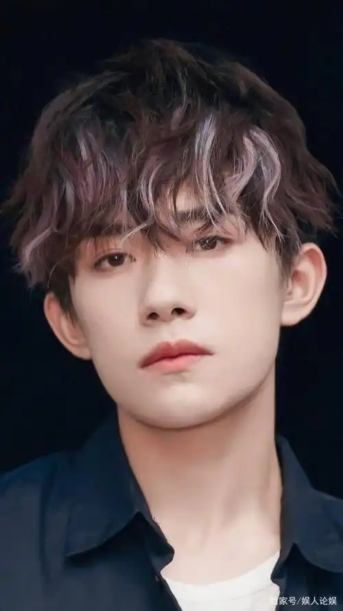 易烊千玺,有可爱与高冷两种反差风格的阳光少年!