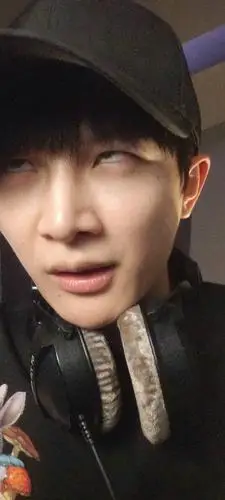 礼貌性的参与一下520!周深发文卡点晒白眼自拍照