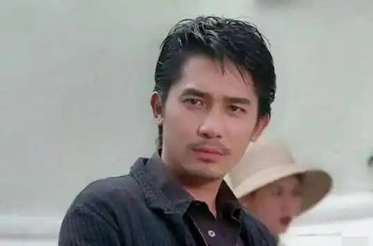 这部电影里,留着小胡子的梁朝伟,帅的真是人神共愤