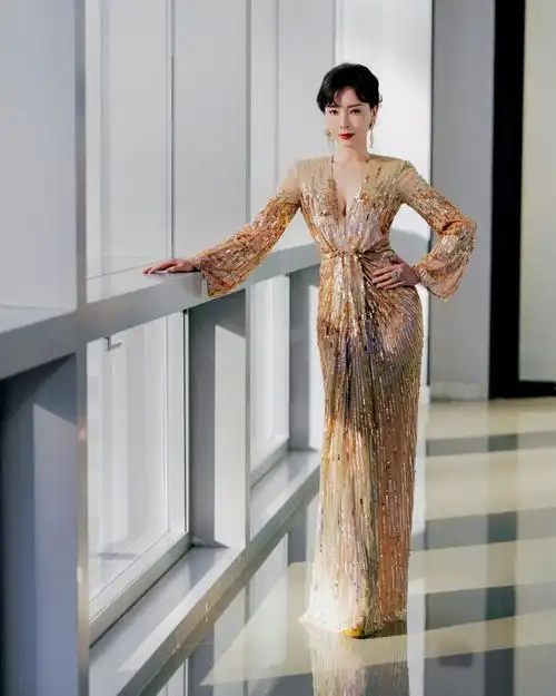 陈数成时尚大赏耀眼之星穿金色礼服走红毯自带温暖充满氛围感