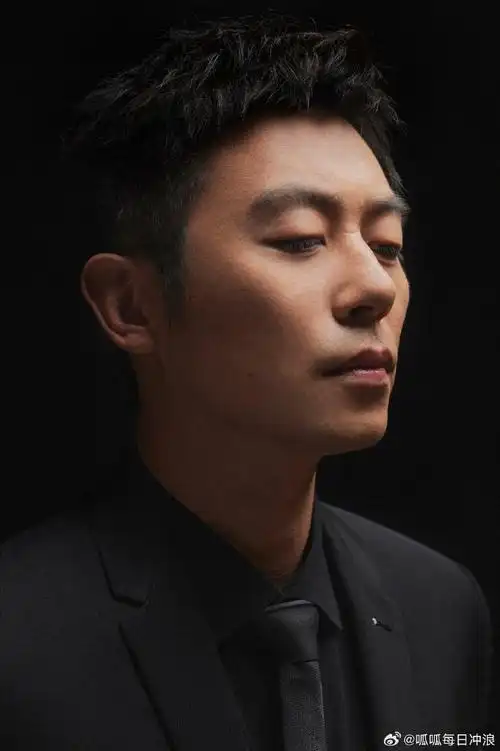 《志愿军:雄兵出击》首映典礼@朱亚文出发图深邃帅气,全黑西装的公式