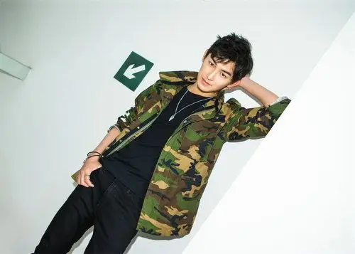 杨旭文休闲迷彩装写真曝光 玩转酷帅活力风