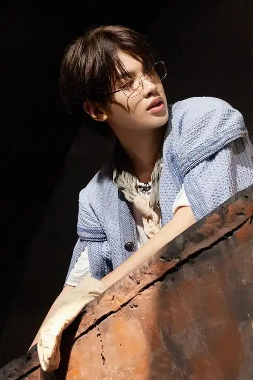 黄明昊《密室大逃脱》最新剧照释出~水手装扮搭配金丝眼镜