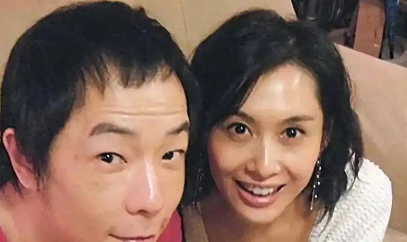 53岁朱茵现状:住深山村屋开两万块破车,网友:活成了大妈的样子_黄贯中