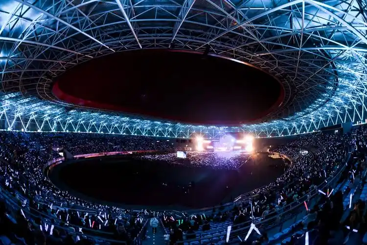 杨坤万人演唱会盐城开唱 导演组打造震撼视听盛宴_舞台