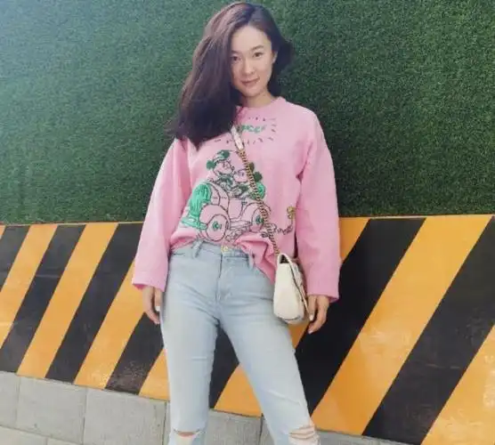 106斤霍思燕瘦身成功,穿修身牛仔裤露脚踝,这"腿型"我酸了_腾讯新闻