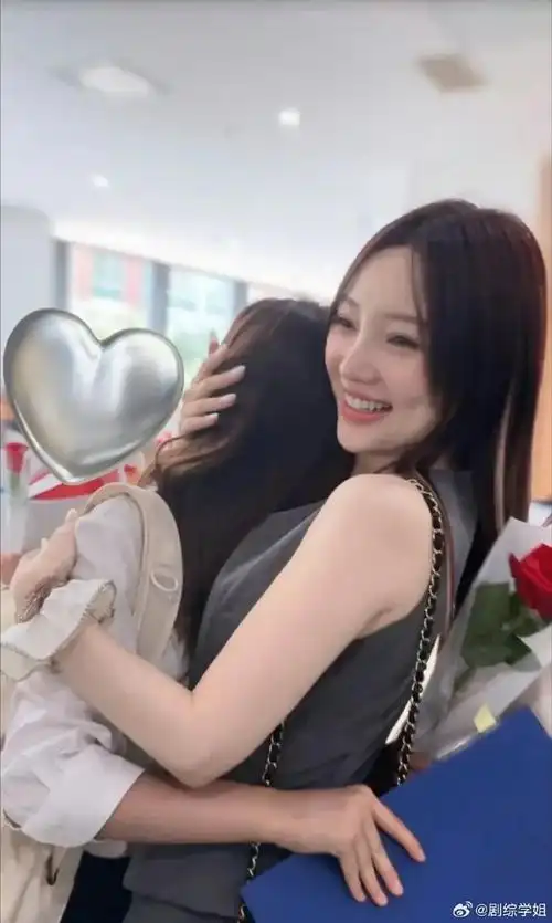 李小璐晒了甜馨的小学毕业照