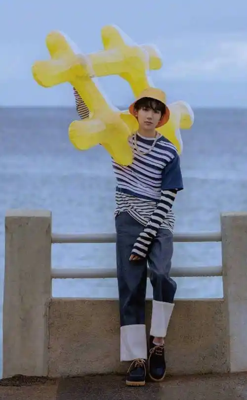 早班机偶遇的王源,睡眼迷离看着好累,千玺目光汇集的