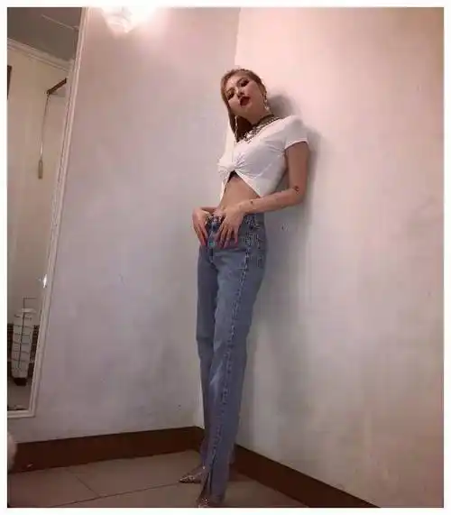 金泫雅又放飞自己黑色高领碎花长裙穿出大妈感高级感哪去了