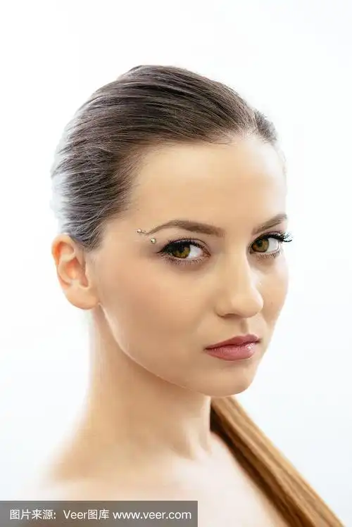 美丽的肖像年轻的白种人模特光滑的皮肤