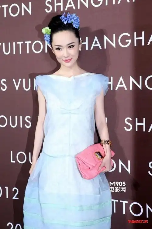 strong>美艳指数:★★★ /strong> /br>霍思燕以"乖乖女"造型出场,头