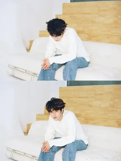 严浩翔白色毛衣随拍##严浩翔泪痣随拍